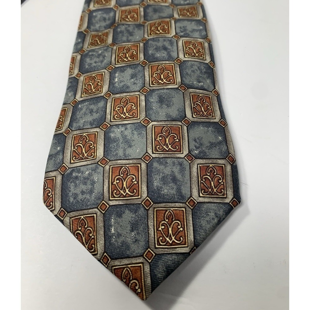 Bill Blass Silk Tie Geometric Pattern Fleur-de-lis / Distressed-look background
